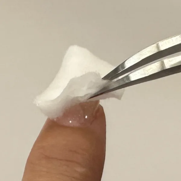 ジェルオフでアセトンを含ませたコットンをピンセットで外すところ