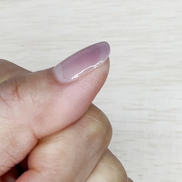 DAISOのジェルネイルシールを貼った親指のサイド
