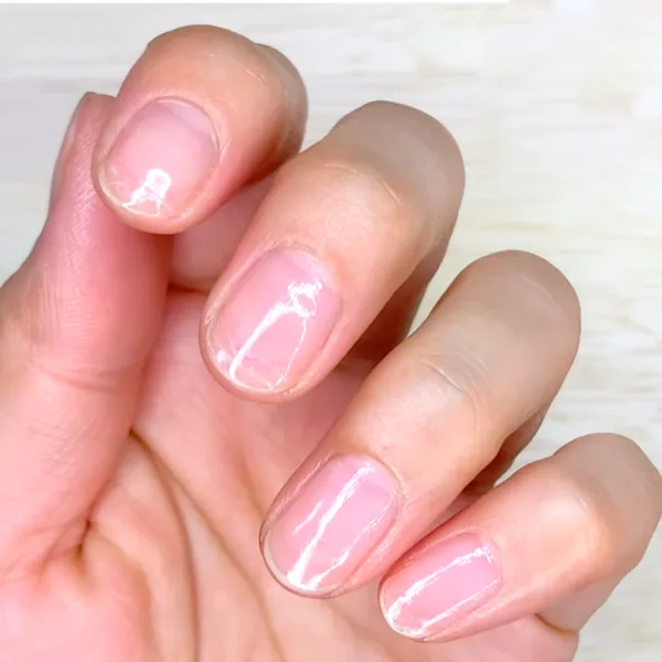 OPIネイルエンビーを塗った薄い爪