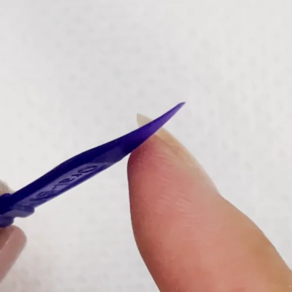 しなりがあり薄いデンタルフロスピックの先端