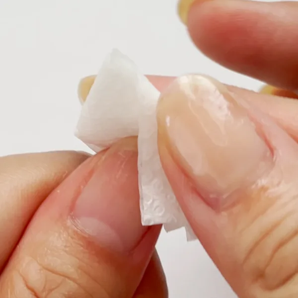 エタノールを含ませたキッチンペーパーで爪の油分を拭き取る