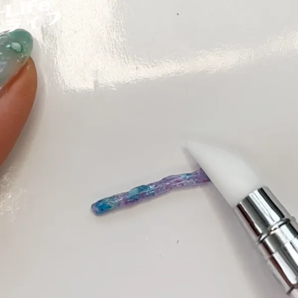 キャンドゥ粘土ジェルをシリコンスティックで伸ばす様子