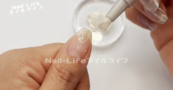 爪の先端側にジェルをのせて塗り伸ばす