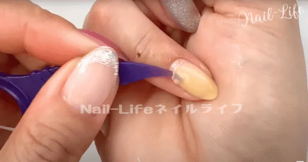 ネイルオイルとデンタルフロスピックでジェルオフ