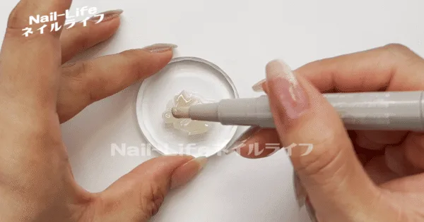 パレットでジェルを調整する