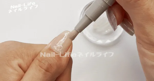 ジェルを全体に塗り広げる