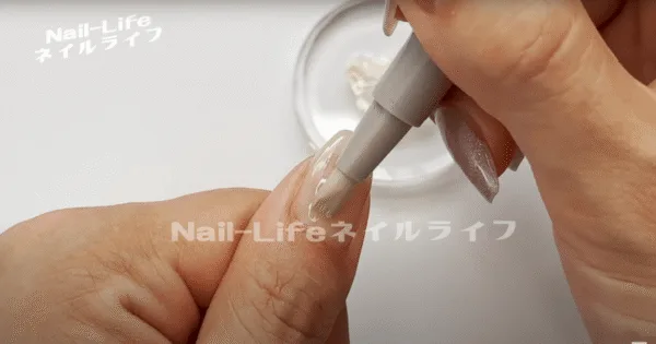 ペン型でジェルを塗る