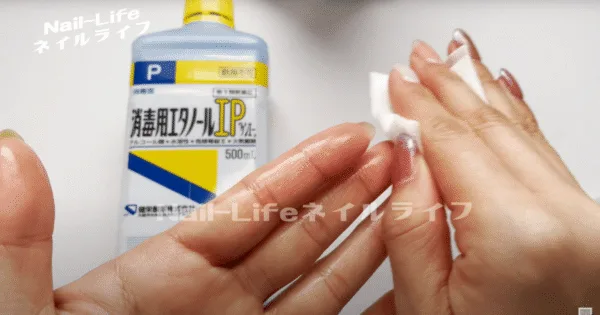 エタノールで手指消毒をする