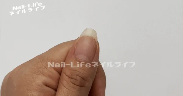 ジェルを塗る前に甘皮ケアをする