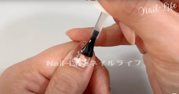 トップジェルを塗って硬化