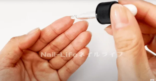 ネイルオイルが垂れるまで少し待つ