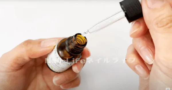 爪の裏からネイルオイルを垂らす