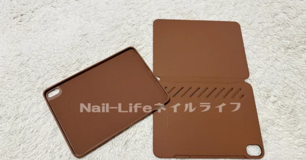 本体をカバーするケースと画面を守るフタの部分が脱着する