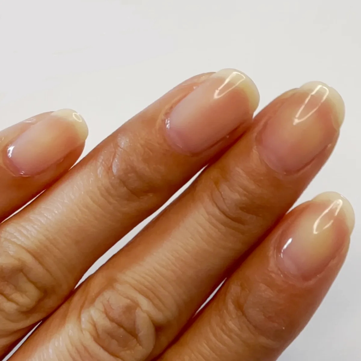 ZOYAネイキッドを塗った手元