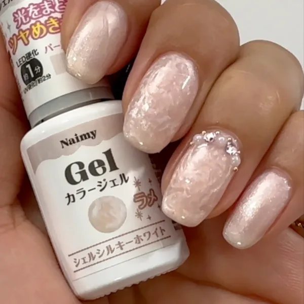 セリア シェルシルキーホワイトにドットペンとパールでアレンジしたネイル