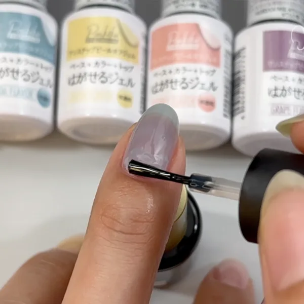 隙間にネイルオイルを流し込む