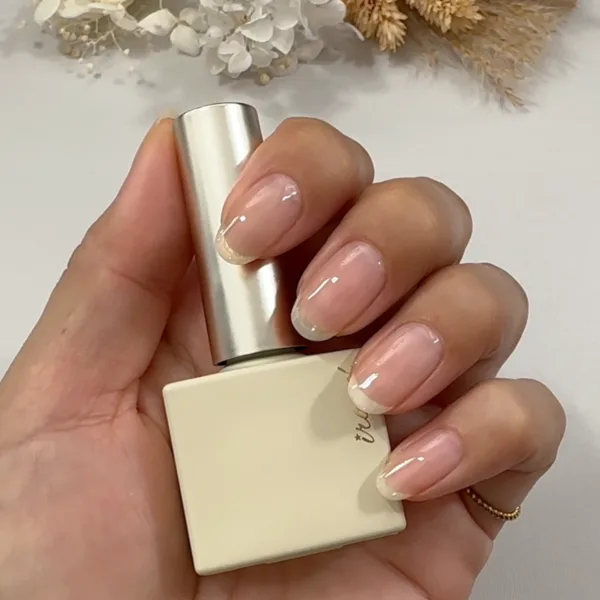 ベースジェルでフォルムを整えた爪
