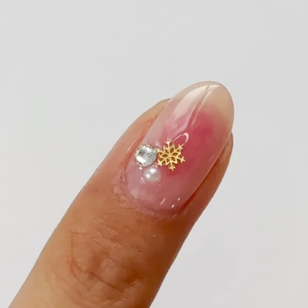 雪の結晶とパールを添えた冬のチークネイル