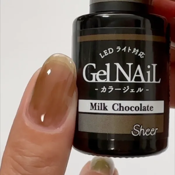 セリアのシアーカラー ミルクチョコレートを1度塗りした自爪