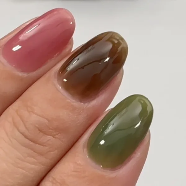 和菓子のような色合いのセリア シアーカラー3色を塗った自爪